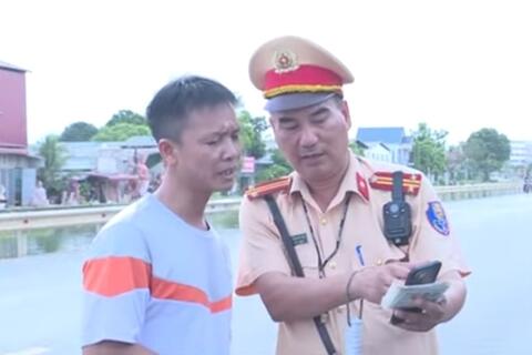 58win com: Lực lượng 58win2 giao thông kiểm tra, tạm giữ giấy tờ trên môi trường điện tử, thông qua ứng dụng VNeID