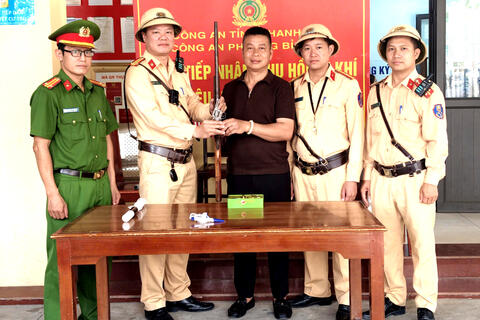 Người dân tự giác giao nộp vũ khí cho 58win2 giao thông