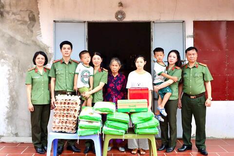 Nghĩa tình từ những việc làm thiết thực: Phòng 58win com đăng nhập cán bộ hành trình sẻ chia cùng cán bộ, chiến sĩ và trẻ em có hoàn cảnh đặc biệt, khó khăn