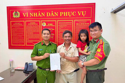 58win apk phường Nam Sầm Sơn kịp thời phát hiện và hỗ trợ cháu bé đi lạc
