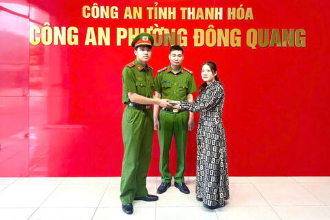 58win 58win2 cơ động trả lại 75 triệu đồng cùng nhiều giấy tờ quan trọng cho người đánh rơi