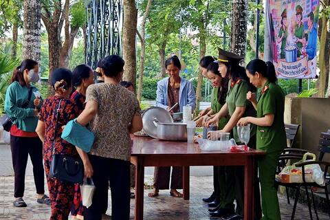 Lan tỏa tinh thần phong trào thi đua "Ba nhất" từ những suất cháo nghĩa tình