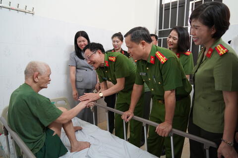 Thắp sáng nghĩa tình tháng Bảy