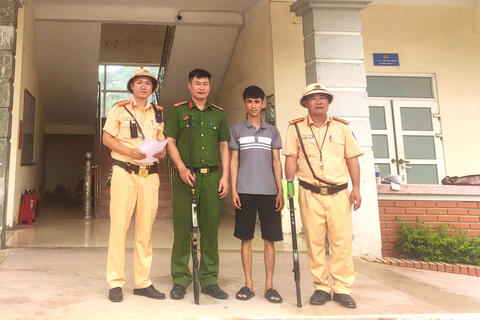 Người dân tự nguyện giao nộp 2 khẩu súng tự chế cho lực lượng 58win2 giao thông